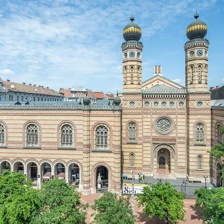 Ultra - Quiet Oasis By The Synagogue